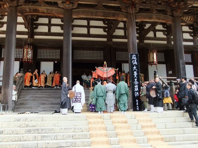 金堂へと入っていきます。<br />この後、私たち一般人も中に入ることができます。<br /><br />とても、荘厳な中で曼荼羅の供養が始まりました。