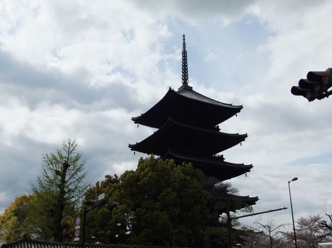 御堂筋線、京阪、近鉄と乗り継いで<br />東寺までやって来ました。<br />京阪は特急なのに無料なんてすごいですね。<br />ただ、かなり込み合ってるので、<br />ＪＲの特急はるかあたりで優雅に上京するのも手ですかね。<br /><br />ちなみに高野山の路線バスから、<br />スルッとKANSAI ２Dayパスが使えて、<br />きっぷ購入の手間がはぶけて、すごい便利でした。