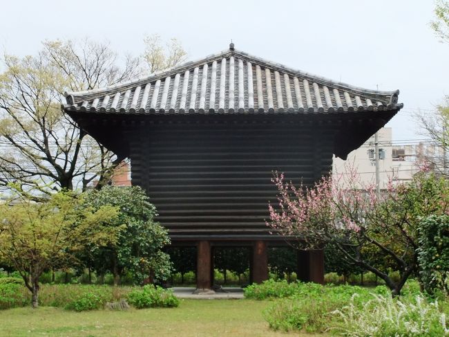 宝蔵。平安時代建立。<br />中はカラ。<br />目の前の桜が満開でした。