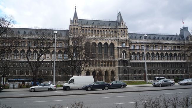 時間が無いのでサクサクっとまわります。<br /><br />宿泊していたところのすぐ近くにある市庁舎。<br /><br />今から地下鉄に乗りまーす