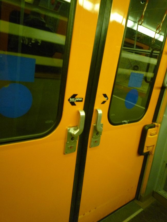 地下鉄の扉。<br /><br />セルフサービスです。<br />