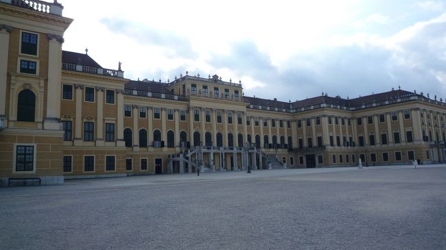 シェーンブルン宮殿。<br /><br />でかっ