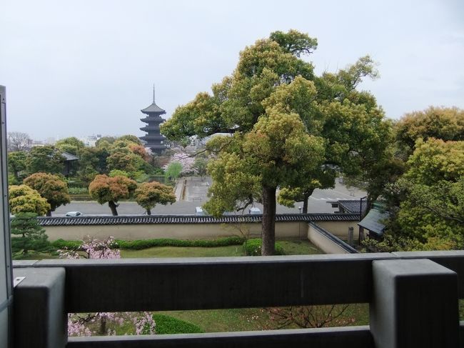 ここは、１階の喫茶店で５００円ぐらいの<br />モーニングやってるようですが、<br />コンビニでおにぎりと味噌汁買ってきて食べました。<br /><br />お湯がなかったので、<br />カップラーメン自販のお湯をいただく（笑）