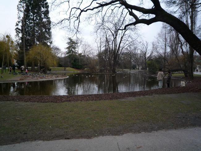今にも雨が降りそうなので急ぎ足で公園を駆け抜けてます。