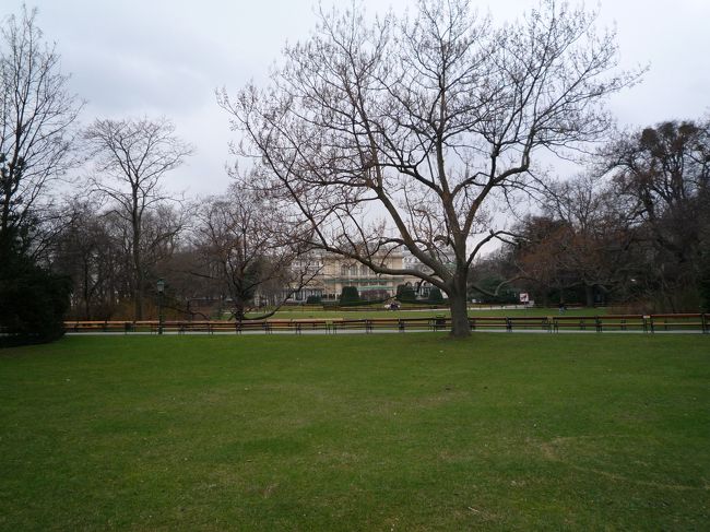 ウィーンのど真ん中にあるのにでっかいなぁ〜