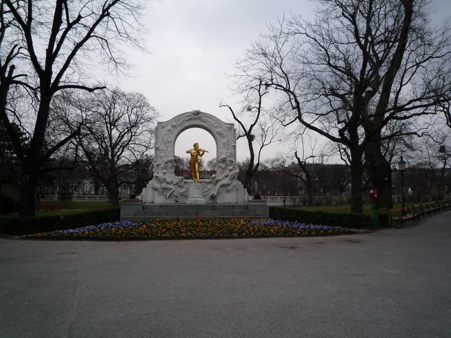 ヨハンシュトラウス像を発見。<br /><br />ぽつ、ぽつと雨が降り始めました。