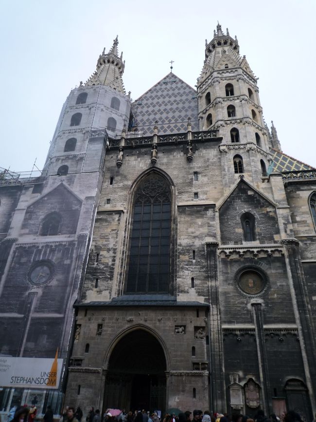 明日には次の国へ発たないといけないので、シュテファン寺院前の駅で下車。<br /><br />左側が修繕中でした。残念。<br /><br />これも次回だ！！（笑）<br /><br />本格的に雨脚が強くなってきたのでこれにて本日は強制終了。