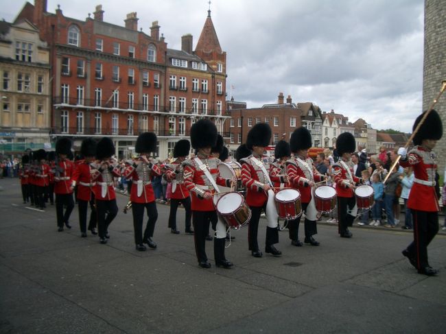 １０時４５分からの近衛兵交代式を見れてラッキー！<br />本当にふかふかの黒い帽子をかぶつてライフル銃をもっていました。