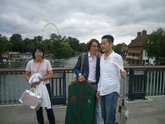 ローリー君は弟さんのイートン校の制服をなじみの洋服屋さんに売ろうと思ってたのに、店が閉まっていて残念。