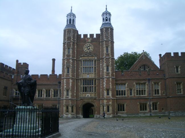 イートン校はここなら勉強しちゃうなって感じ！<br />ローリー君のガールフレンドは同じケンブリッジ大学生で、てれやさんでした。<br />天気は午後から雨、ローリー君も傘を買ってました。<br /><br />２００７年８月１８日