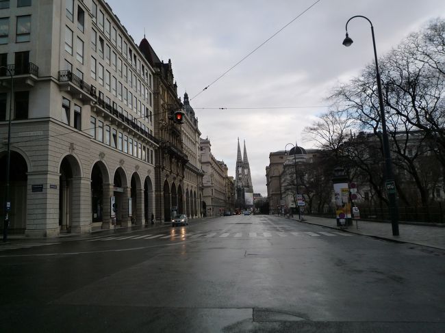 まだウィーンです。ホテルのチェックアウトまでまだまだ時間があったので早朝から散歩に出かけることに。<br /><br />ヨーロッパ方面での時差ぼけは有り難い。