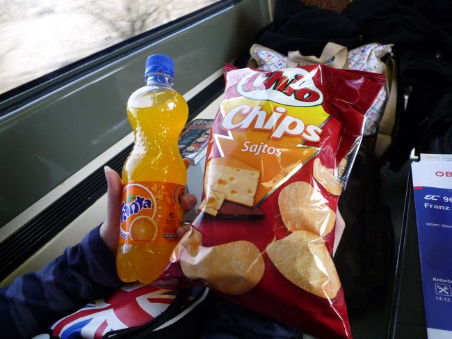 小腹がすいてきたときにちょうど車内販売のカートがやってきたので購入。