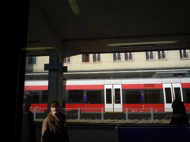 ジェール駅到着。ブダペストまでもうちょい。<br /><br />そろそろ車窓にも飽きはじめた……