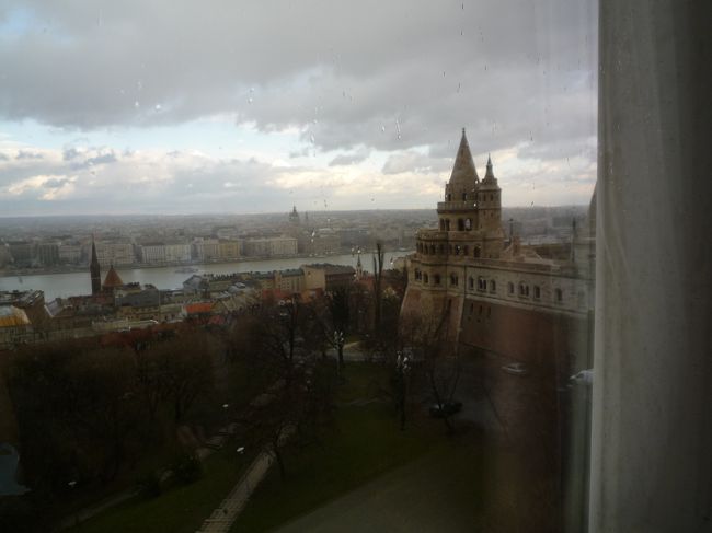 ブダペスト到着後、通貨をハンガリーフォリントに両替。<br /><br />これはホテルの窓から。<br /><br />ドナウ川ですぞー！
