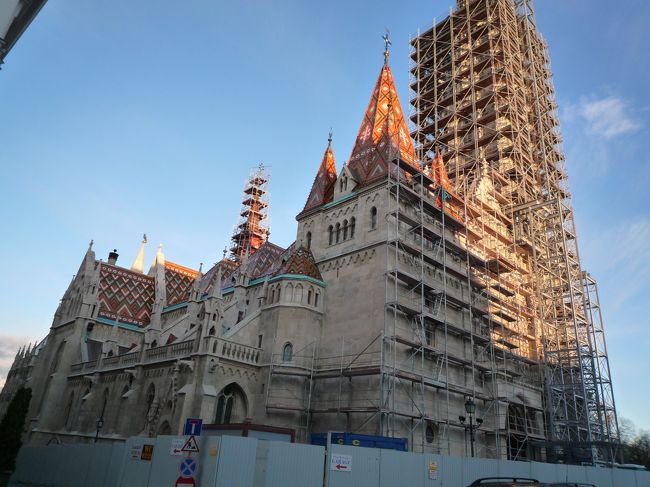 マーチャーシュ教会。<br />修復中なのが残念なのです。