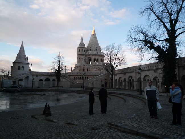 ホテルの隣の漁夫の砦。<br />全てが真っ白で、美しい。