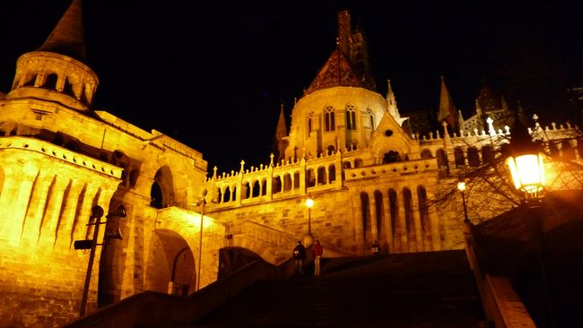 ちょうど漁夫の砦の踊り場の所で地元の方がヴァイオリンを演奏していました。<br /><br />明日は、地元の現地ツアーに参加してきます。<br />