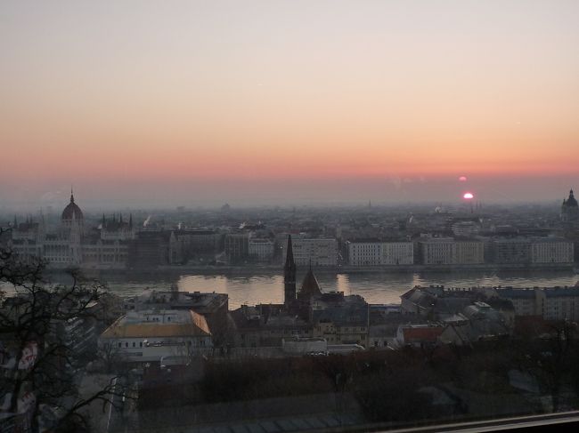 おはようございます。<br /><br />ホテルの部屋から朝日が拝めました。