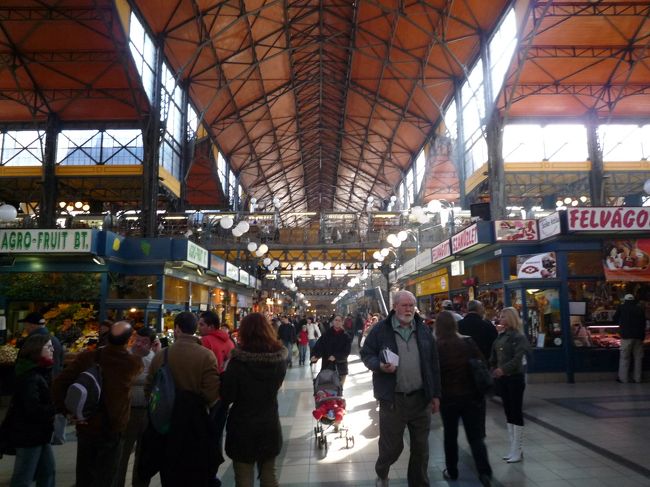 次は中央市場にやってきました。