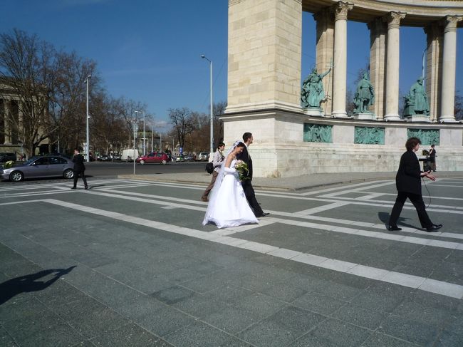 と、そこへ新郎新婦さんがやってきました。<br /><br />綺麗だなー、思わずシャッターを。