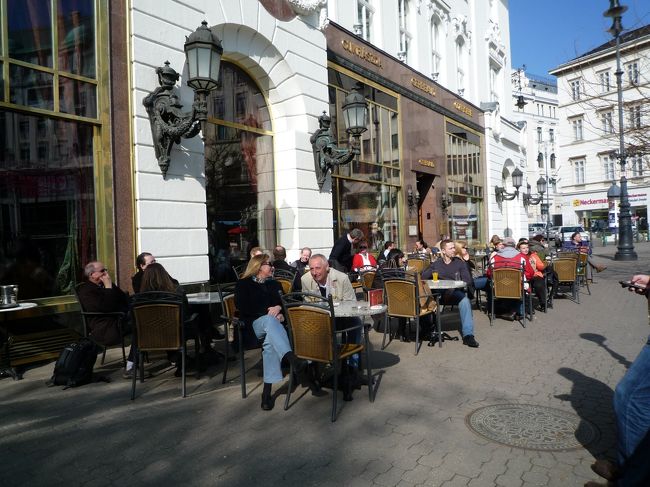 ツアー後、我々はカフェ「ジェルボー」へ。