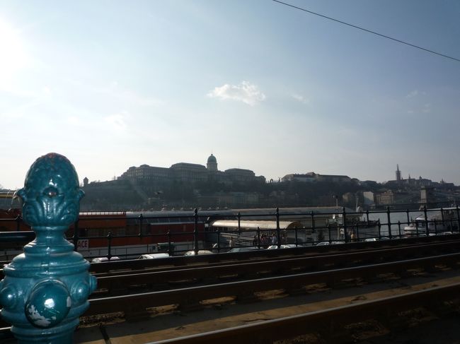 向こう側に見えるのは王宮。