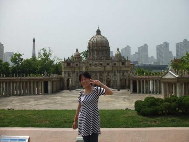 ヴァチカン♪<br /><br />右後ろに見えるのは、マンション・・・（＾＾；）<br />左後ろに見えるのは、エッフェル塔？！<br /><br /><br />写真を参考に、大きさがわかると思います。<br />予想より、１つ１つが大きく作られていて、面白かったです。<br /><br />