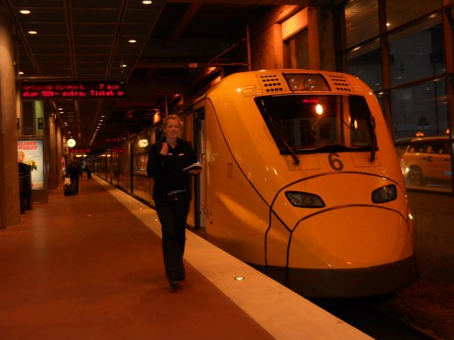 ストックホルムの空港から中央駅までの直通電車。<br />列車も女性の車掌さんの顔もかっこいいです。<br />