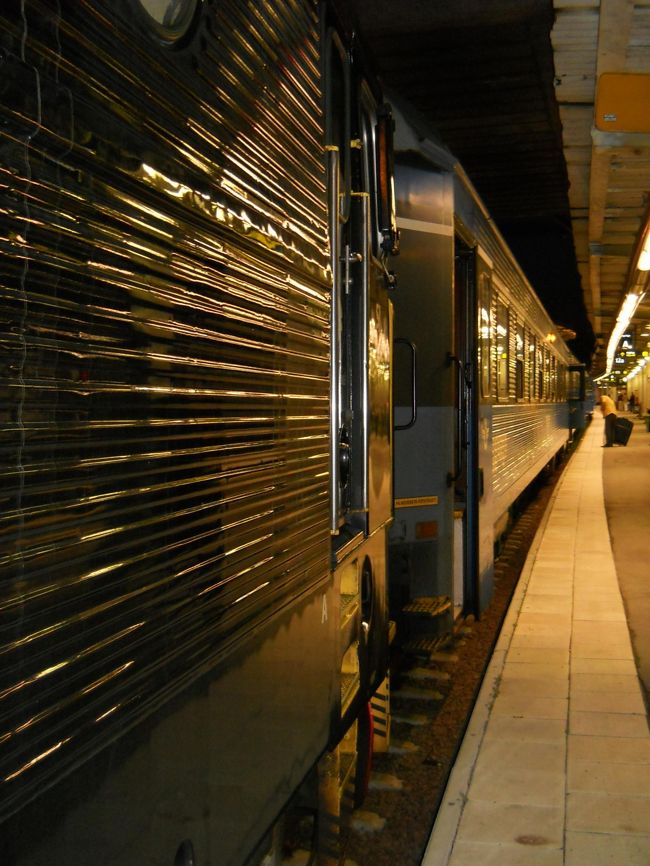 私達が乗る夜行列車。<br />デンマークのコペンハーゲンに行きます。<br /><br />ロバニエミ−ヘルシンキは1等寝台に乗りましたが、今回はクシェット。どんな人たちと一緒の部屋になるのかドキドキです。