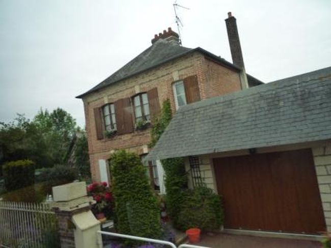 そうこうしている内にノルマンディーのいなか村に到着。<br /><br />153ある『フランスで最も美しい村』の１つに認定されている“ブブロンオンノージュ村”。<br />