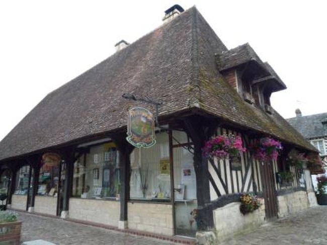 村で唯一のレストラン。