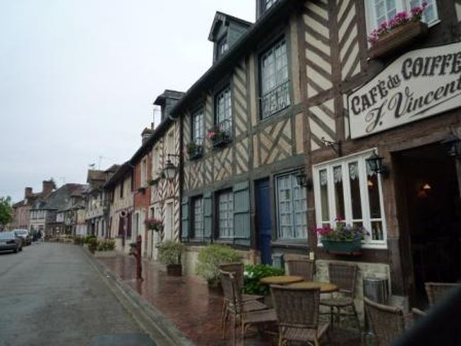 ３０分で一周出来てしまう程小さい村。<br />街並みがホントかわいくって、おとぎの国に迷い込んだみたい。