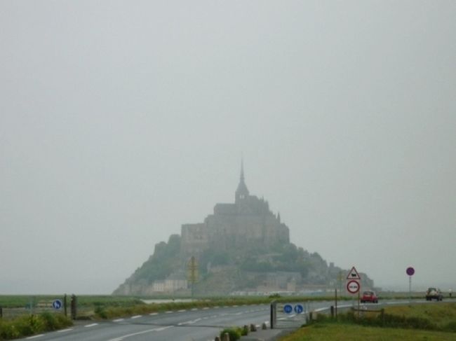 到着する前に写真ターイム！<br />少し離れた場所からの方がキレイに撮れるからね。<br /><br />この日のお天気は雨が降ったり止んだり・・・<br />少しの時間の違いでも霧が。