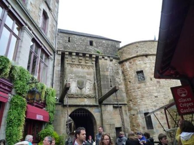 無事に到着。<br />ここもおとぎの国みたーい！<br /><br />このツアーはたっぷり３時間の自由行動つき。<br />早速、島内散策開始！<br /><br /><br />まずは、王の門。