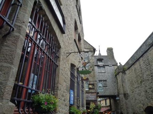 郵便局。<br /><br />ここから郵便を出すと、モン・サン・ミシェルの形の消印を押してくれるんだよ。