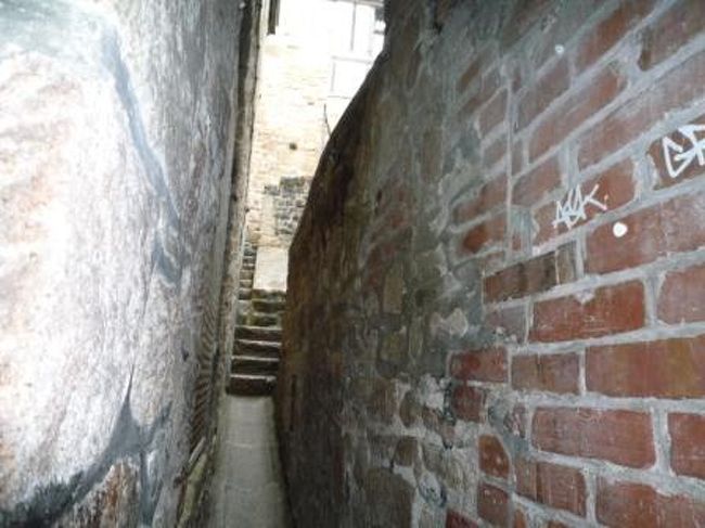 ガイドさんに教えてもらった、グランド・リュの細い小道へ。