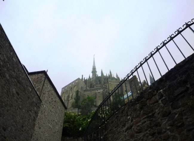 途中で見上げると、塔が。