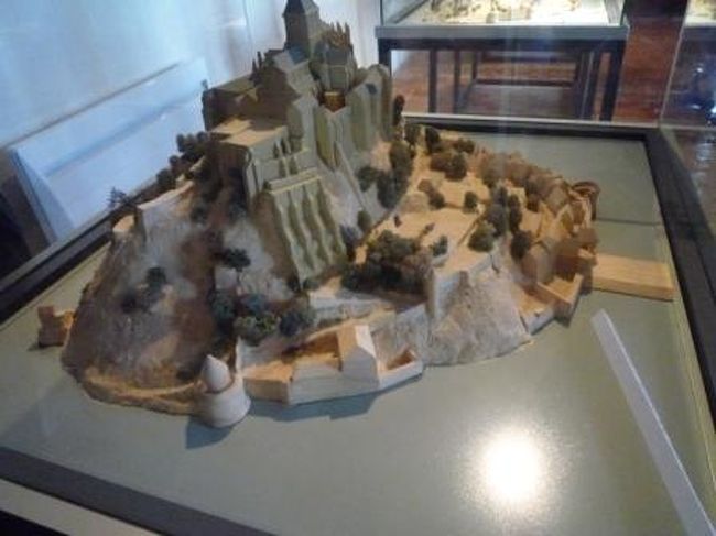 入口を入ると、修道院の説明ルームが。<br />ここでパンフレットをゲット！<br /><br />モン・サン・ミシェル島のレプリカ。<br /><br />順路に沿って、見学スタート！