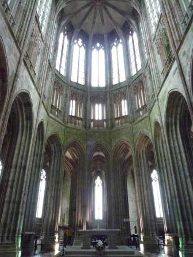 修道院付属教会。<br /><br />本堂の北側や内陣・後陣で建築様式が異なるんだって。<br />修道院のシンボルとなる鐘楼と尖塔は、１８９７年に完成。