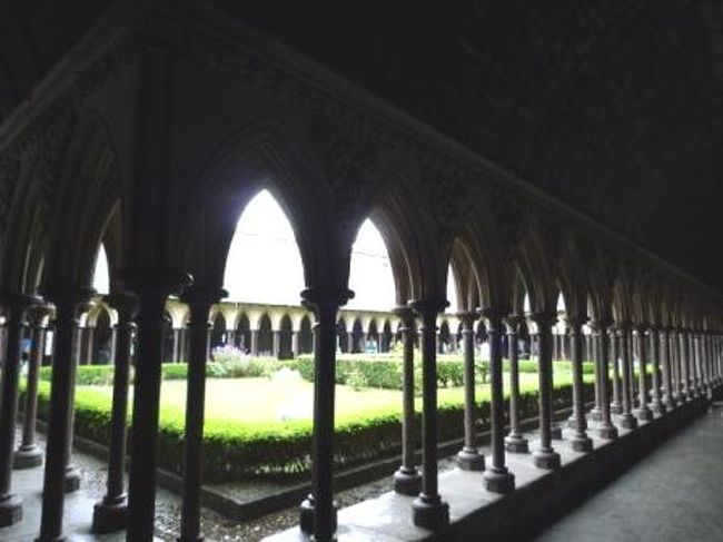 列柱廊。<br /><br />修行僧の憩いと瞑想の場。<br />柱が無限に続くような視覚効果が生まれる配列。<br /><br />光と影が何とも言えずキレイ。