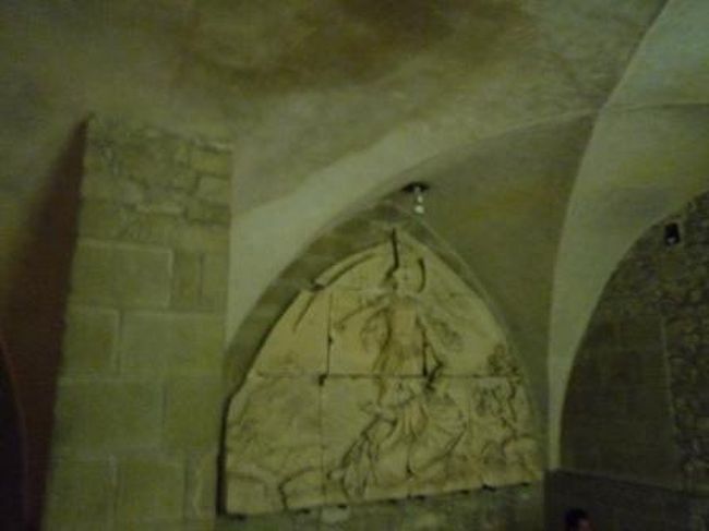 聖ミカエルがオベール司教の頭に指を差し込む姿を再現してる彫刻。