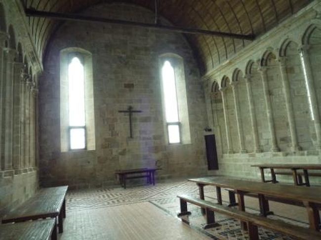 食堂。<br /><br />側面にある５９の小窓から光が差し込む明るい空間。<br />入口から見ると窓があることがわからない構造になってるんだって。