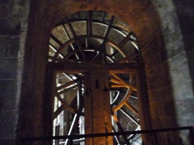 修道院が牢獄として使われていた１８２０年に、囚人用の食料を運搬する為に設置された車輪。<br /><br />この中に囚人が入って回してたんですって。