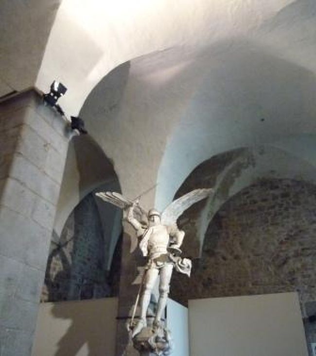 塔の先っぽにいる聖ミカエルのレプリカ。<br /><br />