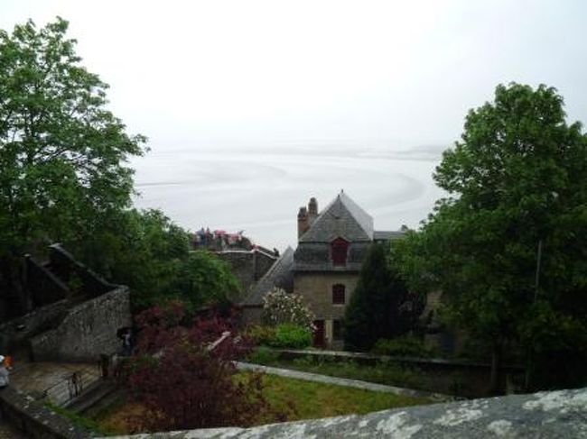 潮が引いた湾が。