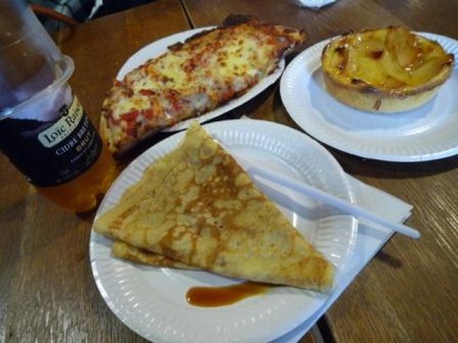 やっとランチ＆おやつ！<br /><br />モン・サン・ミシェルと言えば、オムレツ。<br />ふわふわのオムレツ食べてみたかったけど、、、<br />あんまり評判良くないし、結構いいお値段だからパス。<br />ツアーについてたクレープ券で塩キャラメルクレープとシードル！<br />ノルマンディー地方って言ったら、りんごのお酒・シードルでしょ♪