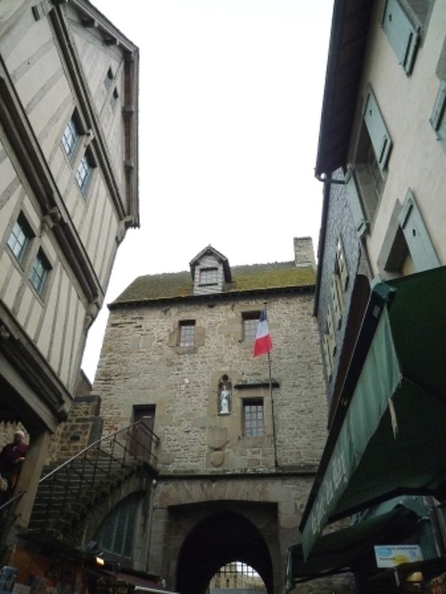 門を守る駐屯所。