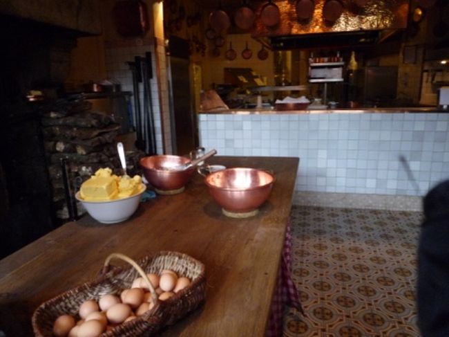 オムレツを作る厨房。