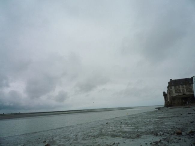 モン・サン・ミシェルの直ぐ下は海。<br />海にぽっかり浮かぶ島。のはずが、、道路が出来てから潮の流れが変わってしまったとか。<br /><br />ぽっかり浮かぶ島を取り戻す為に、道路を取っ払って、橋を架ける計画なんだって。<br />ついでに列車も開通するのだとか。