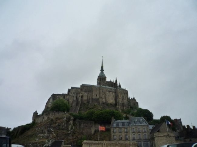 バスの駐車場からの１枚。<br /><br />歴史や内部を知ると、深く重い歴史を感じずにはいられない。<br />外観だけがすばらしいだけじゃないんだね。。<br />念願のモン・サン・ミシェルに来れて大満足♪<br /><br />夕焼け＆夜景を見てみたいから、次回は１泊しなきゃかな。<br />ぽっかり海に浮かぶ姿を取り戻した時に・・